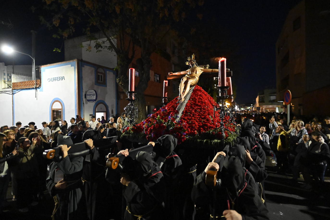La procesión del Cristo de la Paz de Badajoz, en imágenes