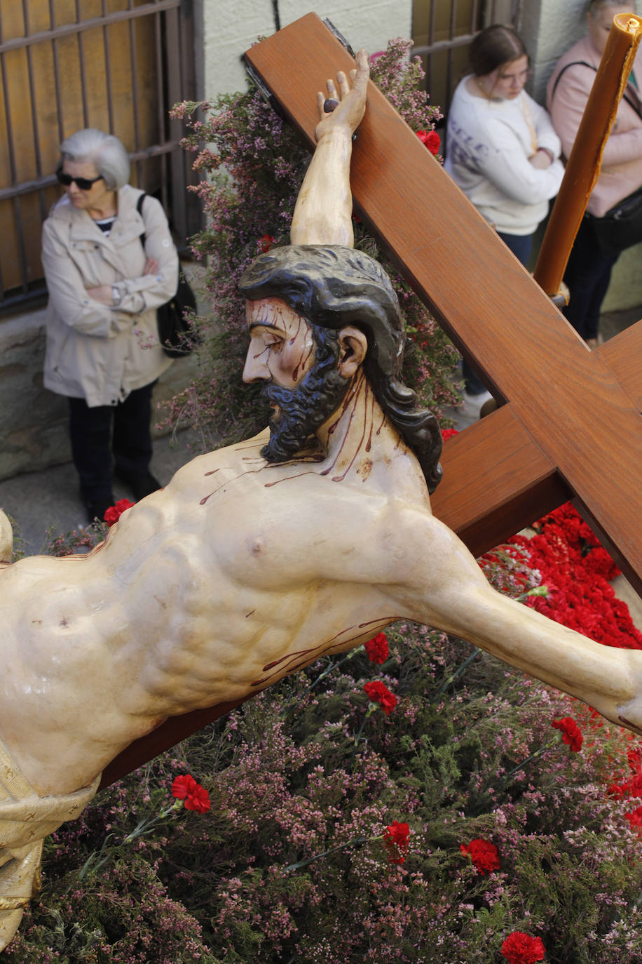 Franciscana Cofradía Penitencial del Vía Crucis y del Santísimo Cristo del Calvario (Estudiantes) con su único paso, el Santísimo Cristo del Calvario.