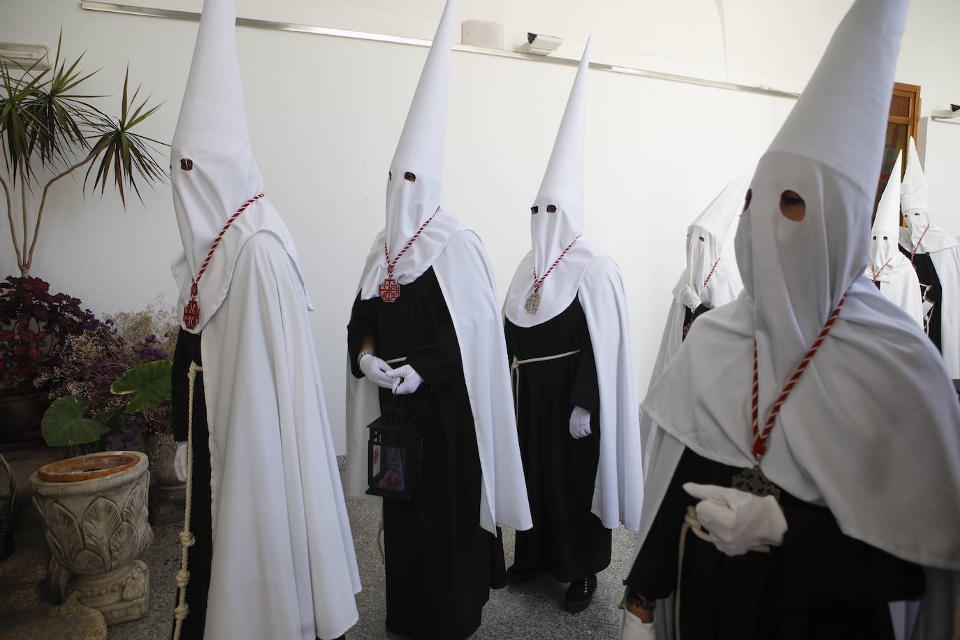 Franciscana Cofradía Penitencial del Vía Crucis y del Santísimo Cristo del Calvario (Estudiantes) con su único paso, el Santísimo Cristo del Calvario.