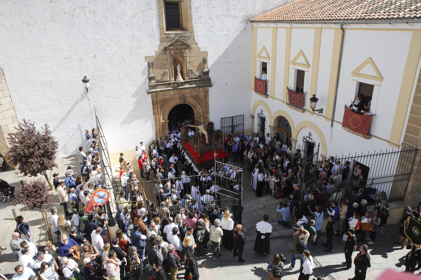 Franciscana Cofradía Penitencial del Vía Crucis y del Santísimo Cristo del Calvario (Estudiantes) con su único paso, el Santísimo Cristo del Calvario.