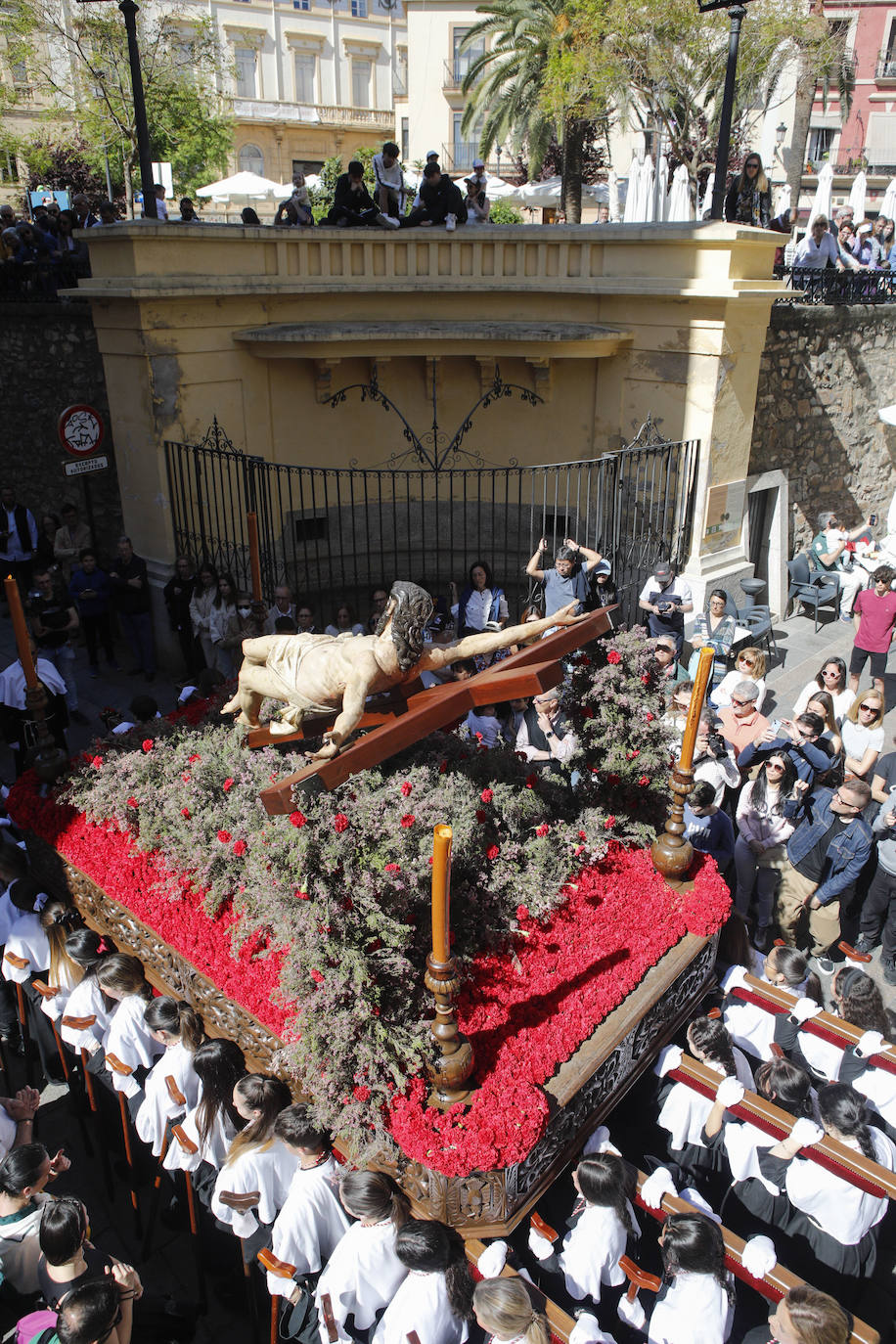 Franciscana Cofradía Penitencial del Vía Crucis y del Santísimo Cristo del Calvario (Estudiantes) con su único paso, el Santísimo Cristo del Calvario.