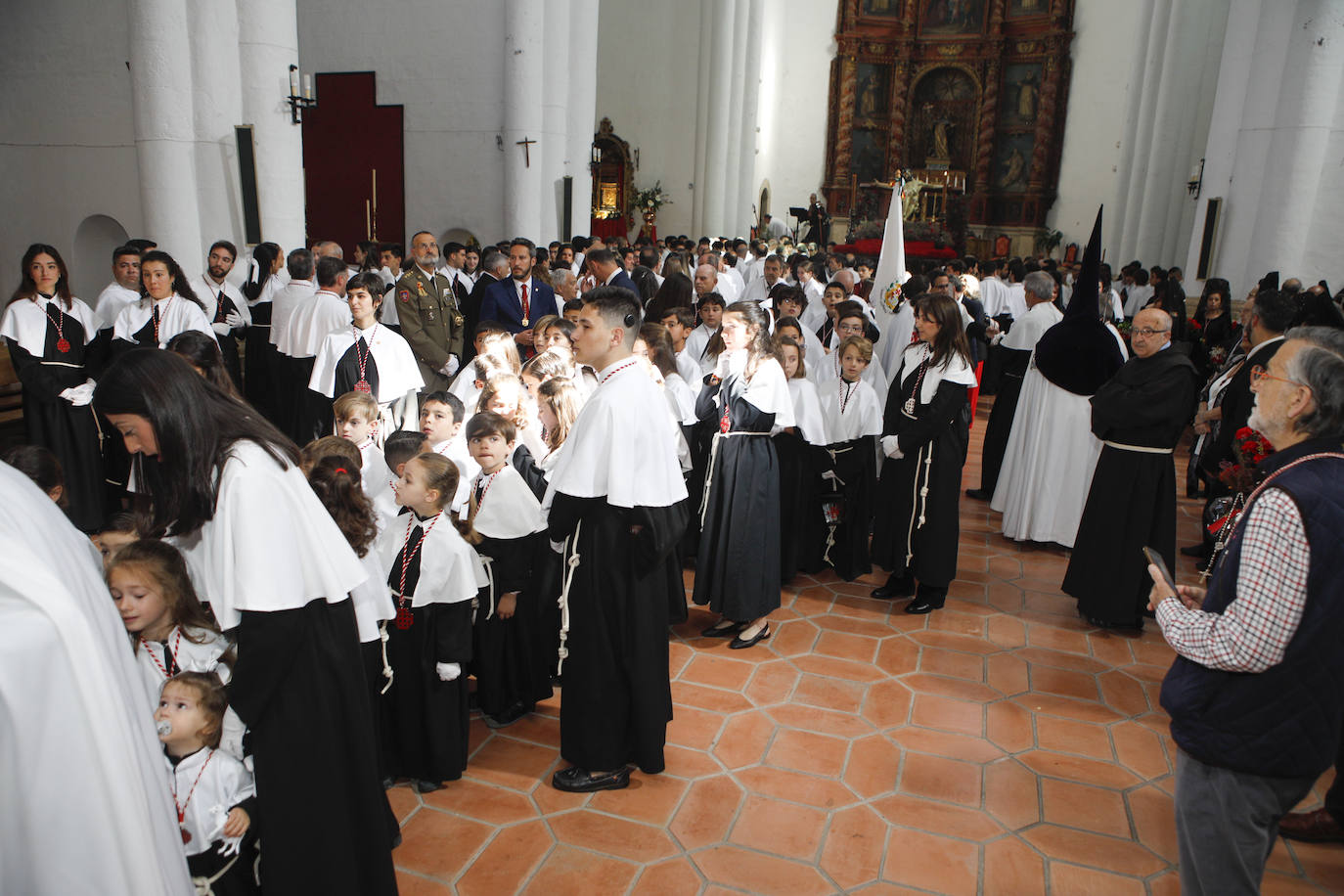 Franciscana Cofradía Penitencial del Vía Crucis y del Santísimo Cristo del Calvario (Estudiantes) con su único paso, el Santísimo Cristo del Calvario.