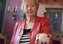 Sisi Rojo, con el diamante en una cadena fina.