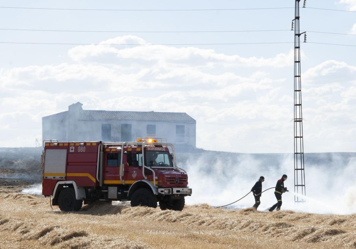 Imagen de archivo de unos bomberos por un incendio en el que ardieron restos de poda.