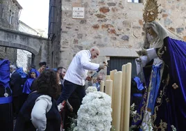 Momento en el que el chef Toño Pérez enciende las velas de Nuestra Señora de Gracia y Esperanza con un soplete antes del inicio de la procesión de la cofradía de la Expiración desde el palacio de la Torre de Sande.