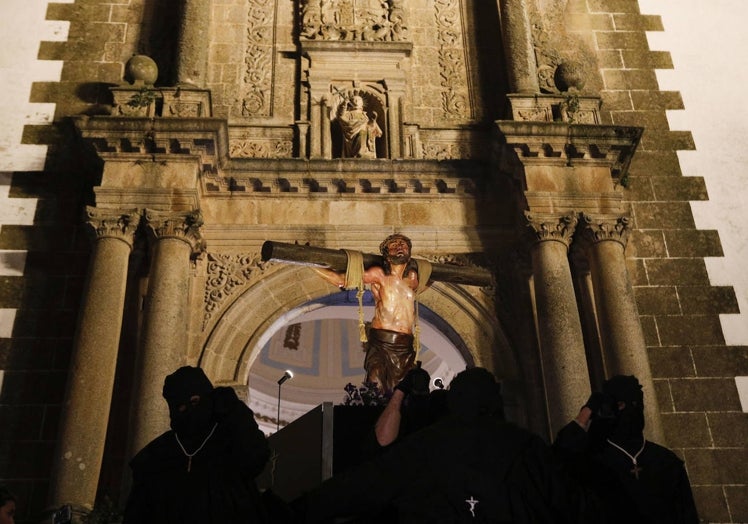 Salida de la joven cofradía de Jesús Condenado desde la Preciosa Sangre en la madrugada del Jueves al Viernes Santo.