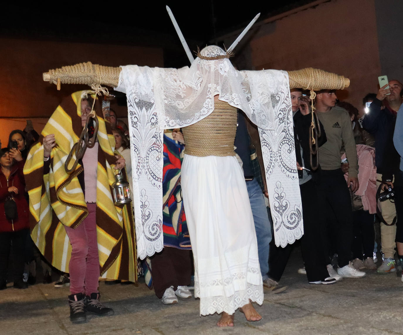 Valverde de la Vera vive su día más importante del año con los &#039;empalaos&#039;