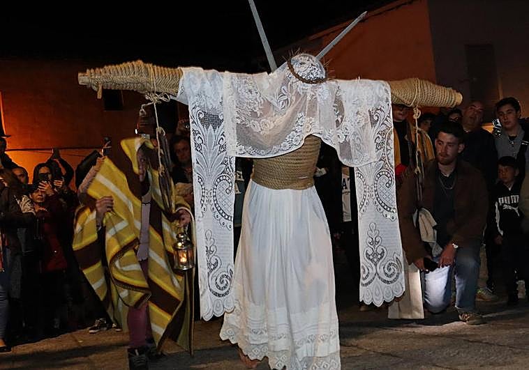 Los 'empalaos' comparten su Vía Crucis con miles de personas