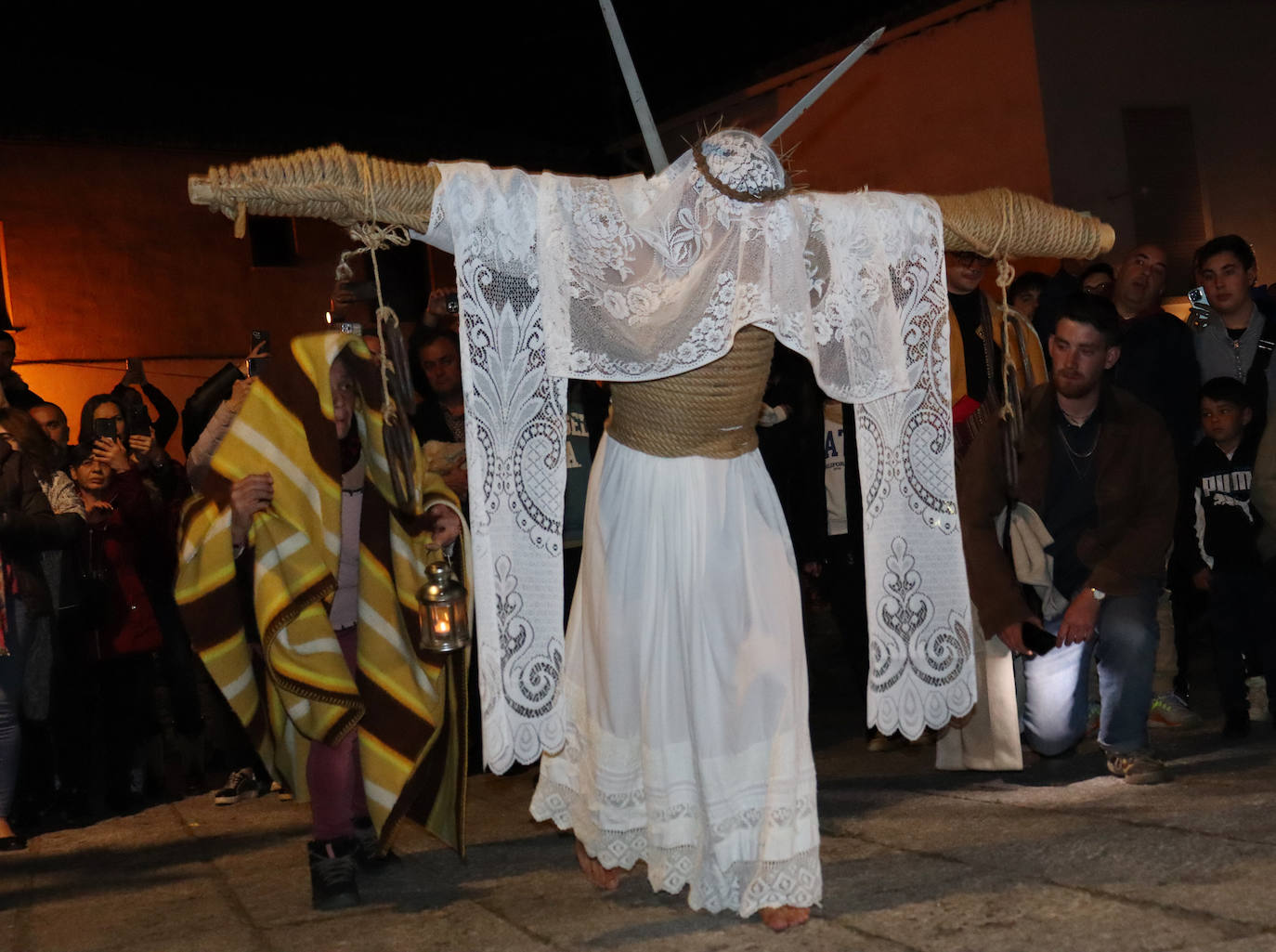 Valverde de la Vera vive su día más importante del año con los &#039;empalaos&#039;