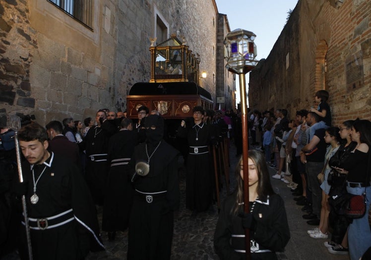 Paso del Cristo Yacente por los adarves, esta tarde.