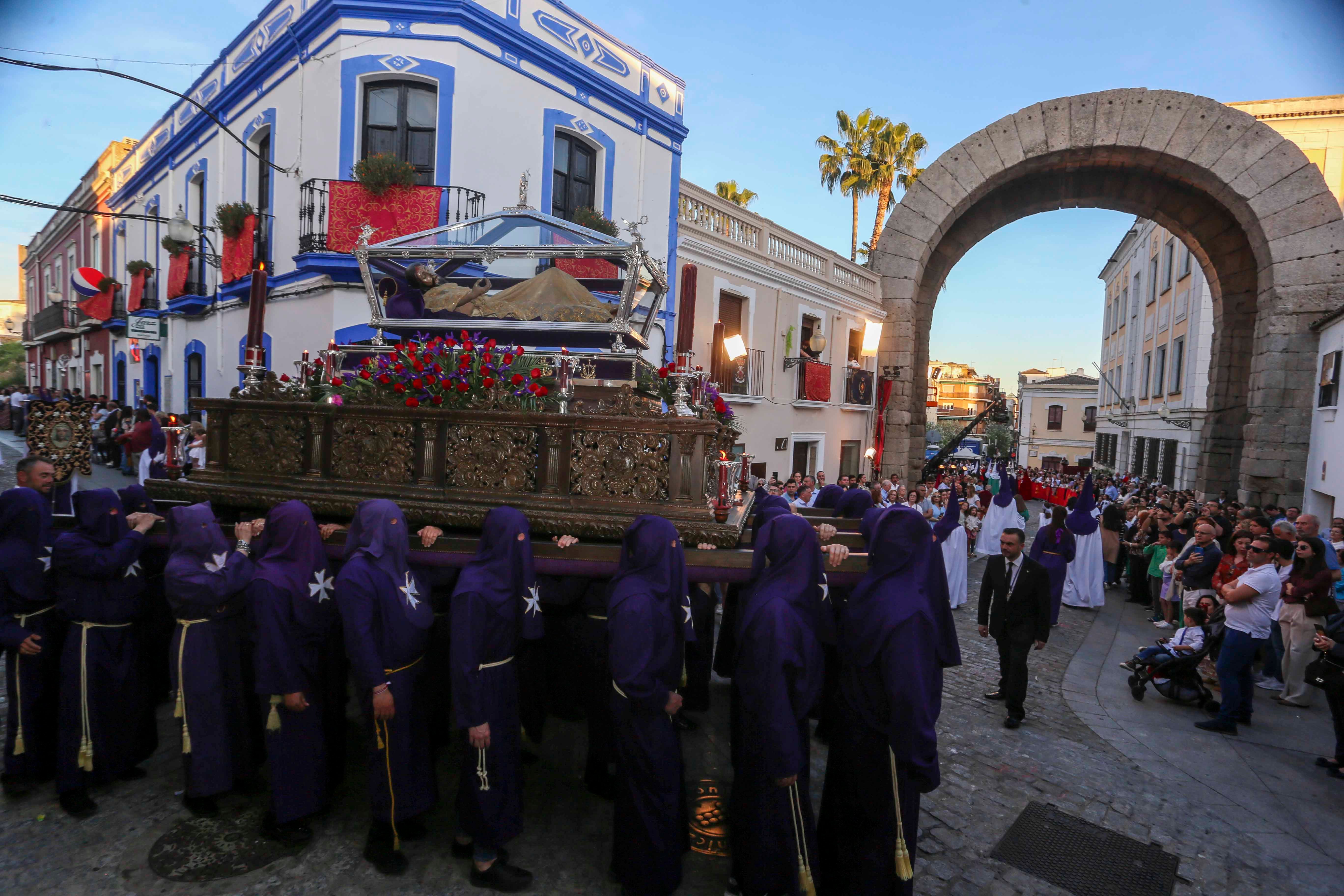 Calor y mucho público en un extraordinario Viernes Santo de Mérida