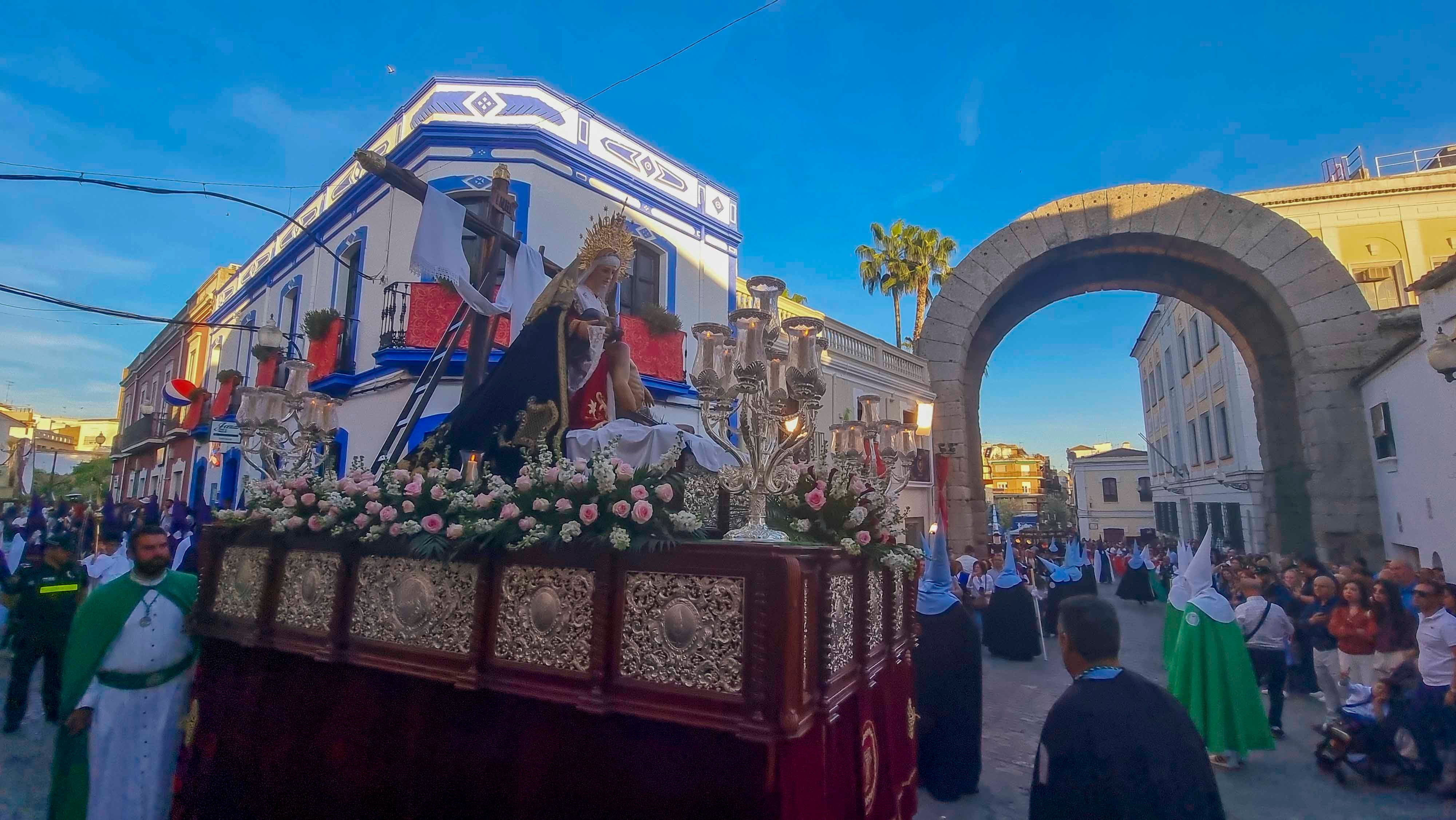 Calor y mucho público en un extraordinario Viernes Santo de Mérida