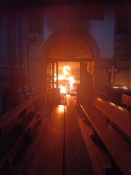 Las llamas se exapndieron rápidamente por la capilla.