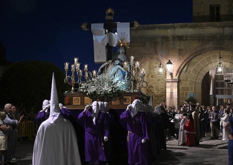 Imagen secundaria 1 - Arriba, el Cristo de la Agonía, a su salida de Santo Domingo. Abajo, a la izquierda talla de 'La Piedad', en la procesión del Viernes Santo placentino; y a la derecha, miembros de la Cofradía del Santísimo Crucifijo y el Descendimiento de la Cruz..