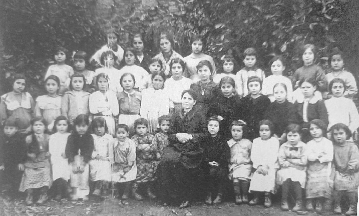 Imagen de 1914 de una profesora de Cáceres con sus alumnas.