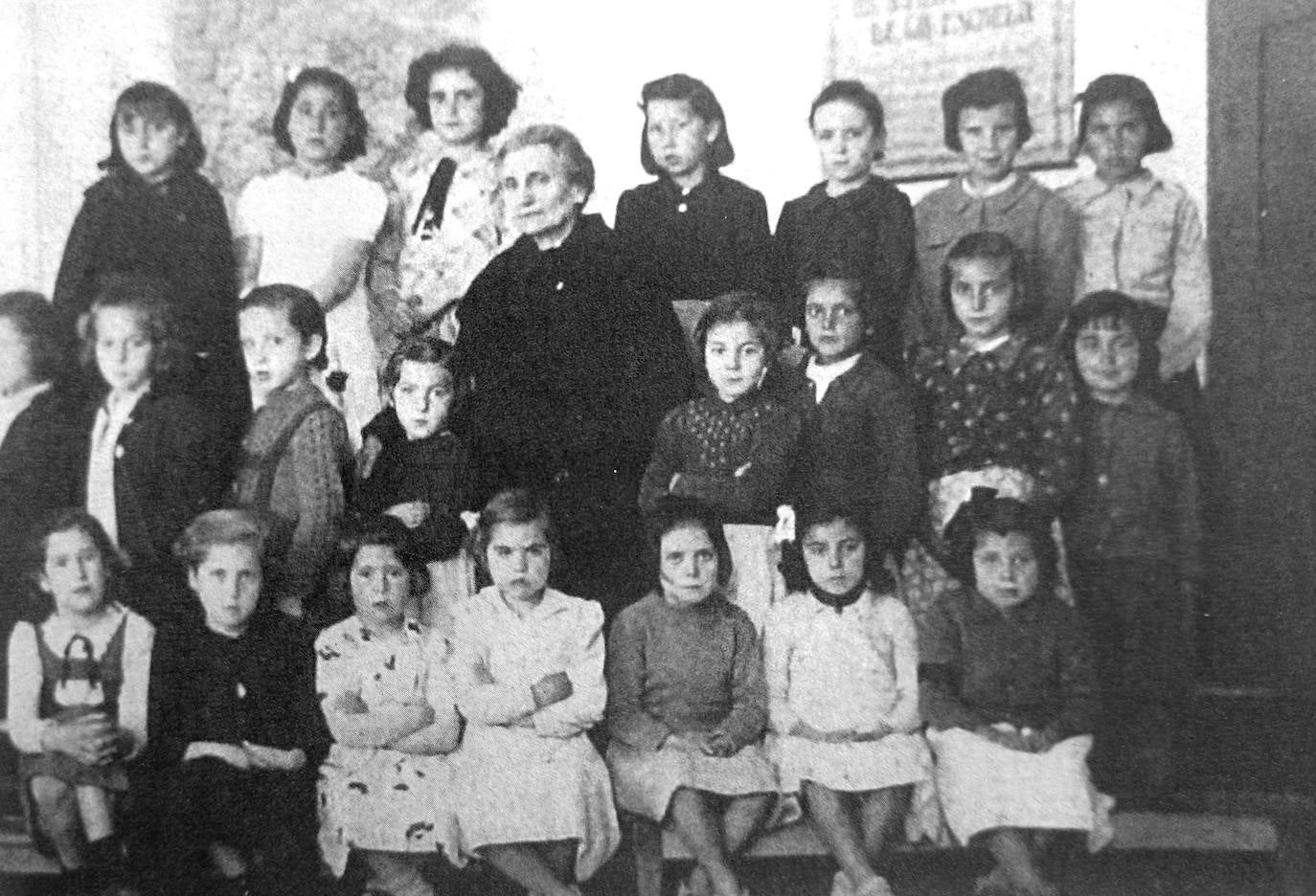 Año 1925. Profesora y alumnas del Grupo Escolar Las Delicias.