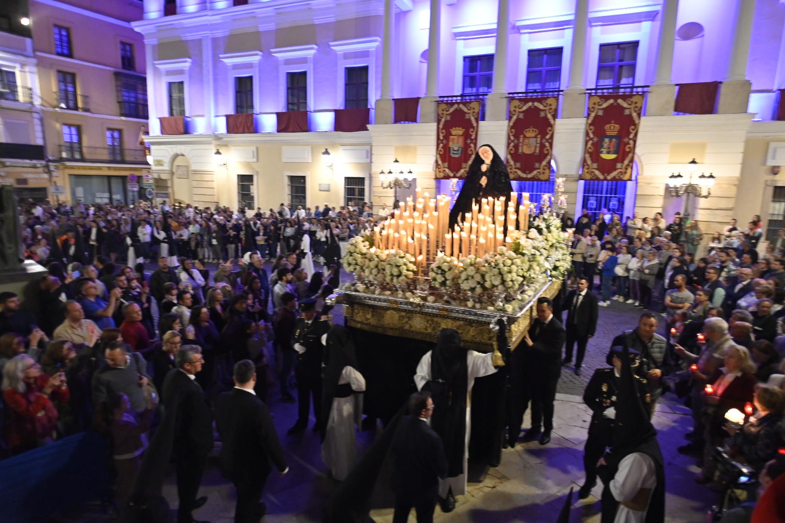 La procesión del Rosario pone el broche al Viernes Santo de Badajoz