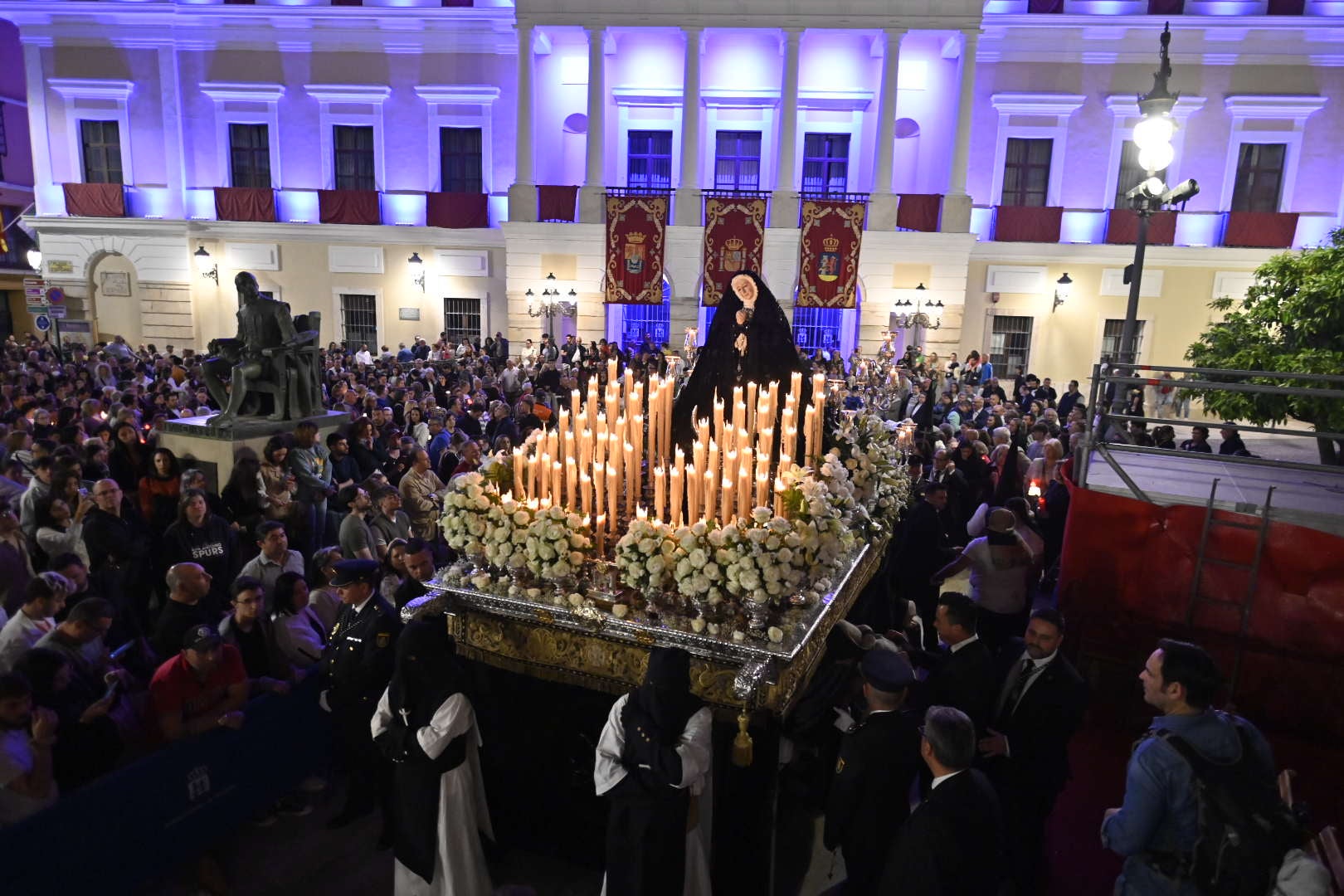 La procesión del Rosario pone el broche al Viernes Santo de Badajoz