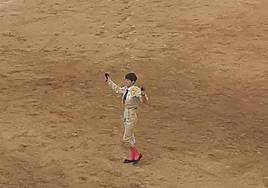 Triunfal festejo en Barcarrota en el debut con picadores de 'El Mella'