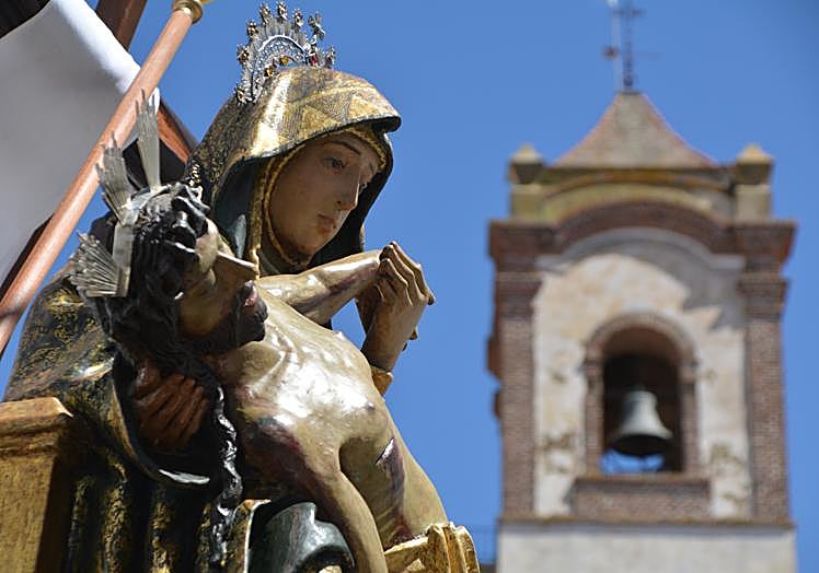 La Piedad de Lorezno Mercadante de Bretaña junto al campanario de la torre del Homenaje