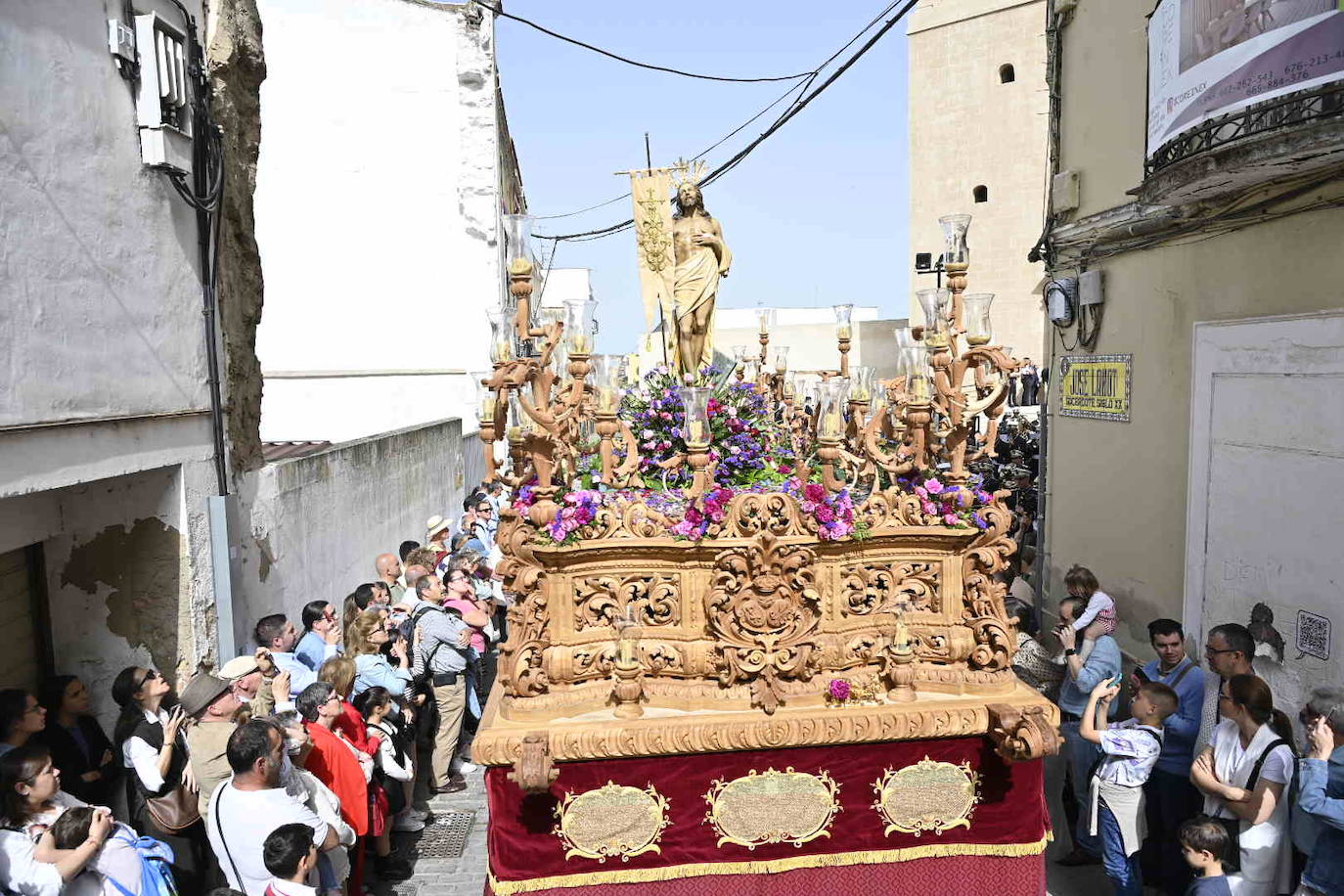 Domingo de Resurrección en Badajoz. Cofradía Santísimo Cristo Resucitado, que ha sacado en procesión los pasos del Cristo Resucitado y de María Santísima de la Aurora.