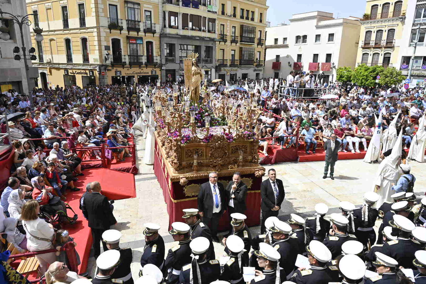 Domingo de Resurrección en Badajoz. Cofradía Santísimo Cristo Resucitado, que ha sacado en procesión los pasos del Cristo Resucitado y de María Santísima de la Aurora.