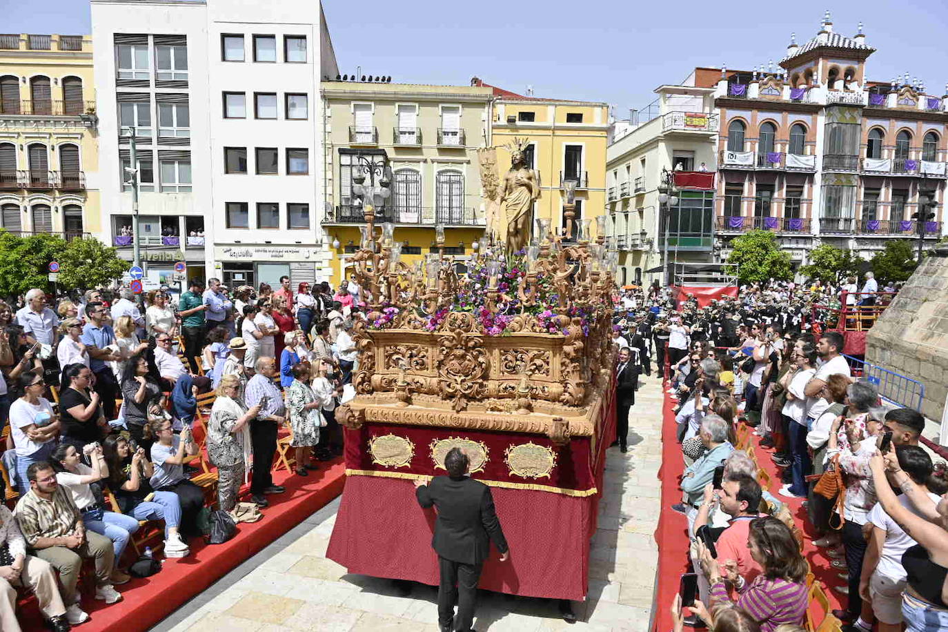 Domingo de Resurrección en Badajoz. Cofradía Santísimo Cristo Resucitado, que ha sacado en procesión los pasos del Cristo Resucitado y de María Santísima de la Aurora.
