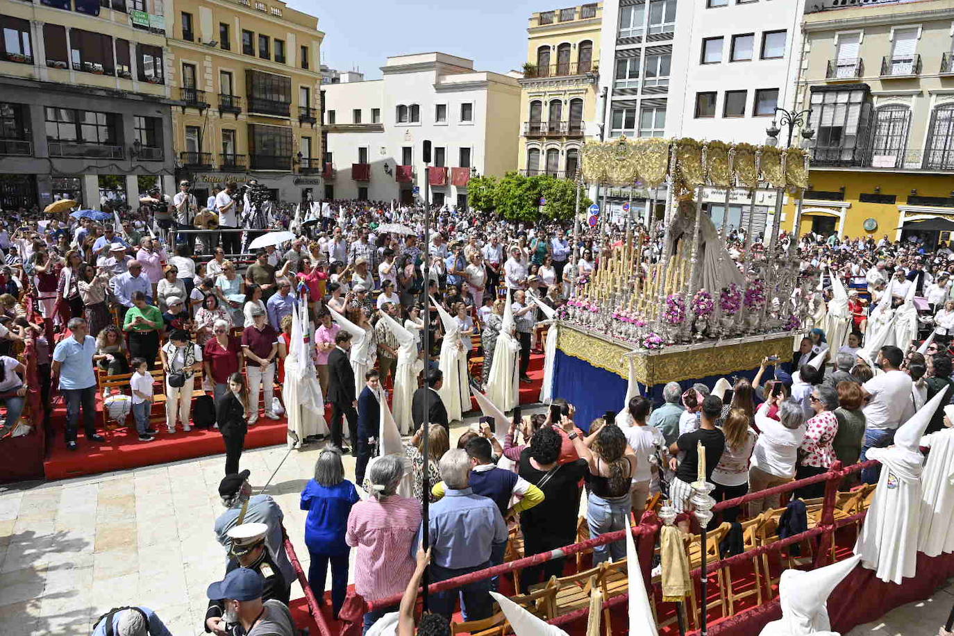 Domingo de Resurrección en Badajoz. Cofradía Santísimo Cristo Resucitado, que ha sacado en procesión los pasos del Cristo Resucitado y de María Santísima de la Aurora.