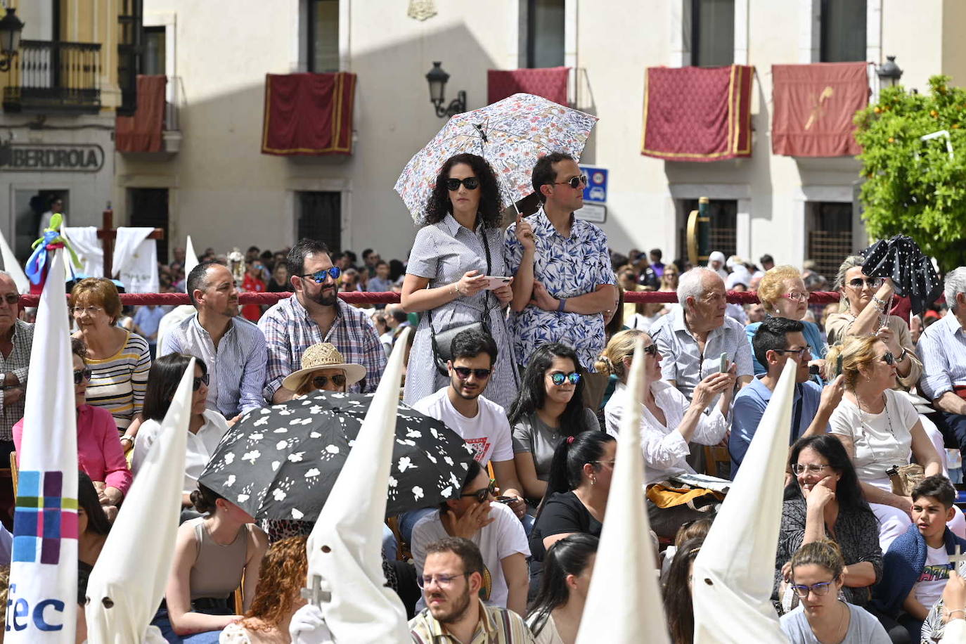 Domingo de Resurrección en Badajoz. Cofradía Santísimo Cristo Resucitado, que ha sacado en procesión los pasos del Cristo Resucitado y de María Santísima de la Aurora.
