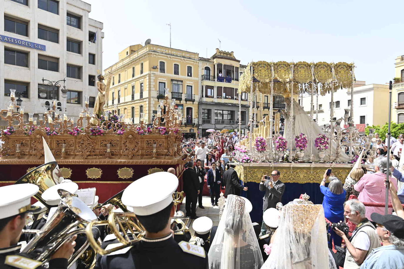 Domingo de Resurrección en Badajoz. Cofradía Santísimo Cristo Resucitado, que ha sacado en procesión los pasos del Cristo Resucitado y de María Santísima de la Aurora.