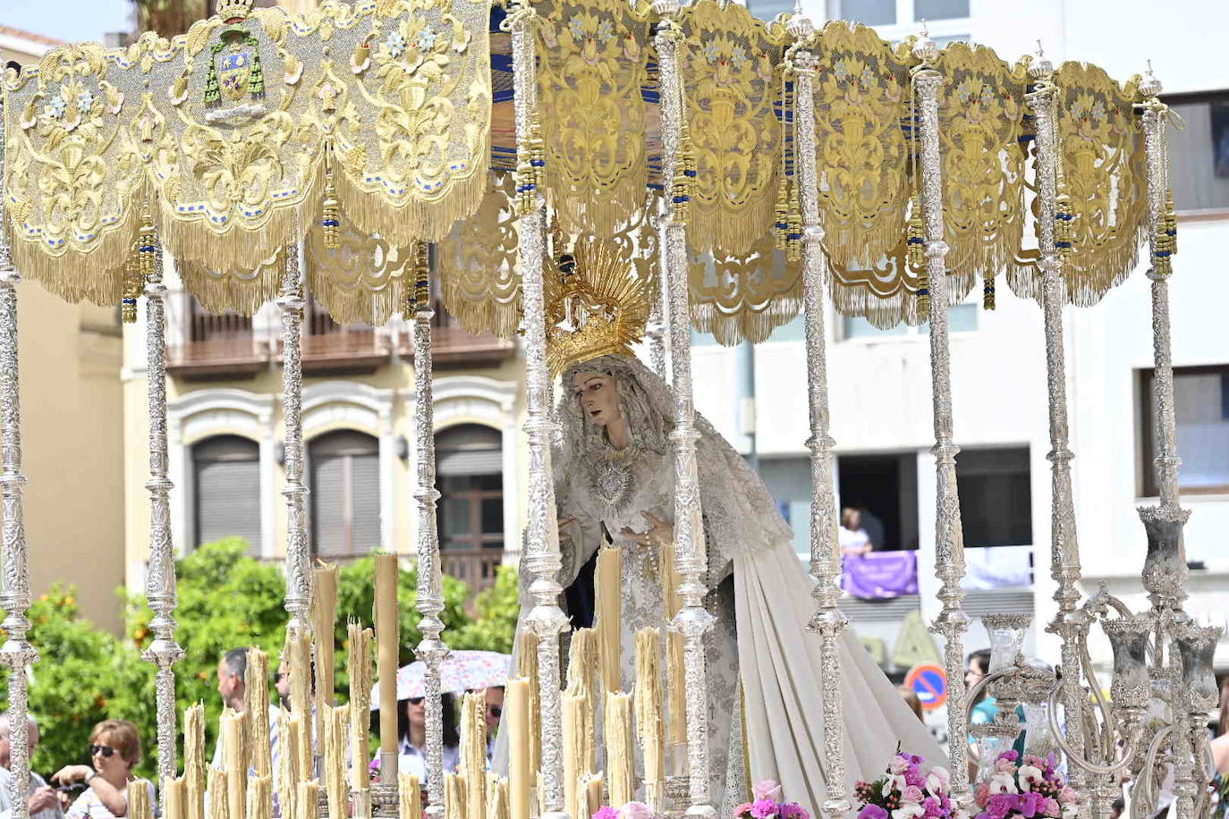 Domingo de Resurrección en Badajoz. Cofradía Santísimo Cristo Resucitado, que ha sacado en procesión los pasos del Cristo Resucitado y de María Santísima de la Aurora.