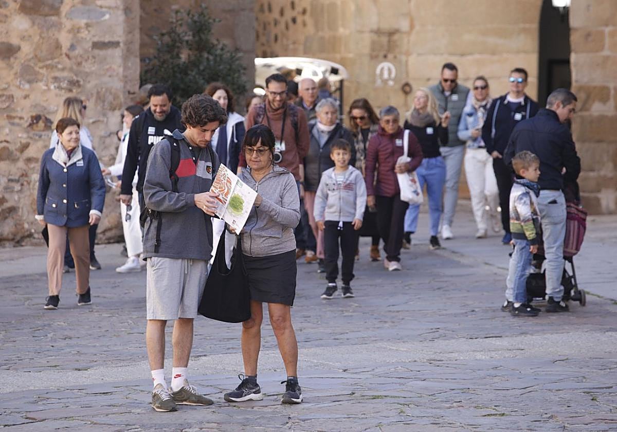 Turistas en la plaza de Santa María de Cáceres esta Semana Santa.