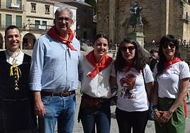 Irene Montero, acompañada de Irene de Miguel y Joaquín Macías entre otros, posa en la Plaza Mayor de Trujillo.