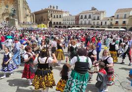 Los bailes no han faltado en la Plaza Mayor de Trujillo.