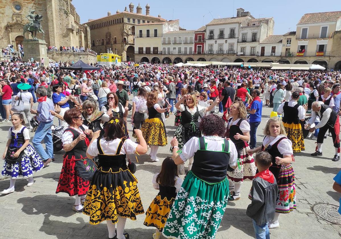 Los bailes no han faltado en la Plaza Mayor de Trujillo.