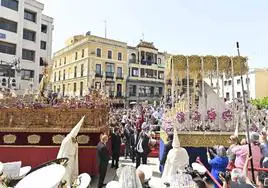Encuentro entre la Virgen de la Aurora y el Resucitado en la plaza de España.