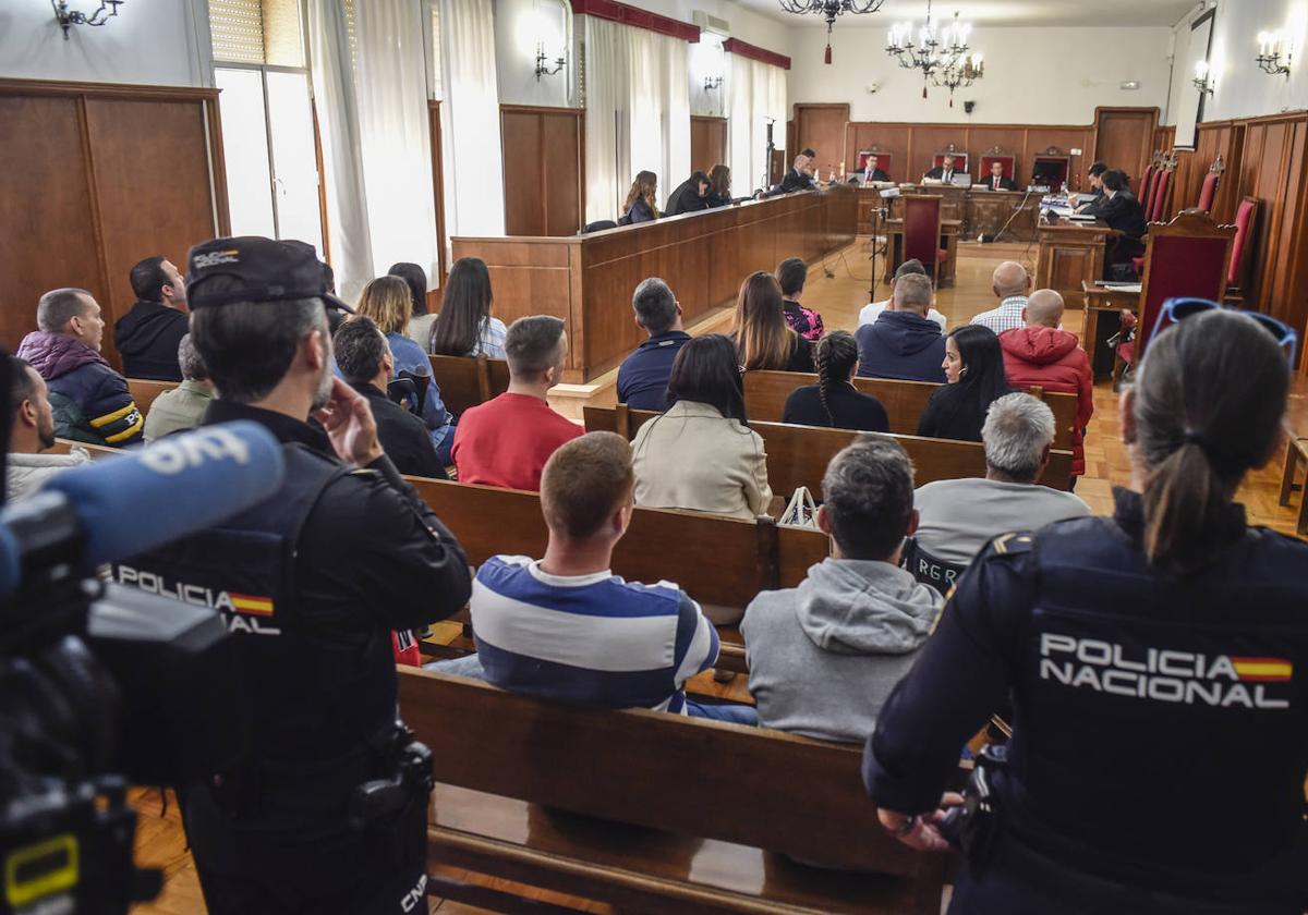 Acusados sentados en el banquillo de la Audiencia Provincial de Badajoz.