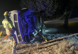 Bomberos de Herrera del Duque intervienen en el accidente registrado el jueves en Puerto Peña.