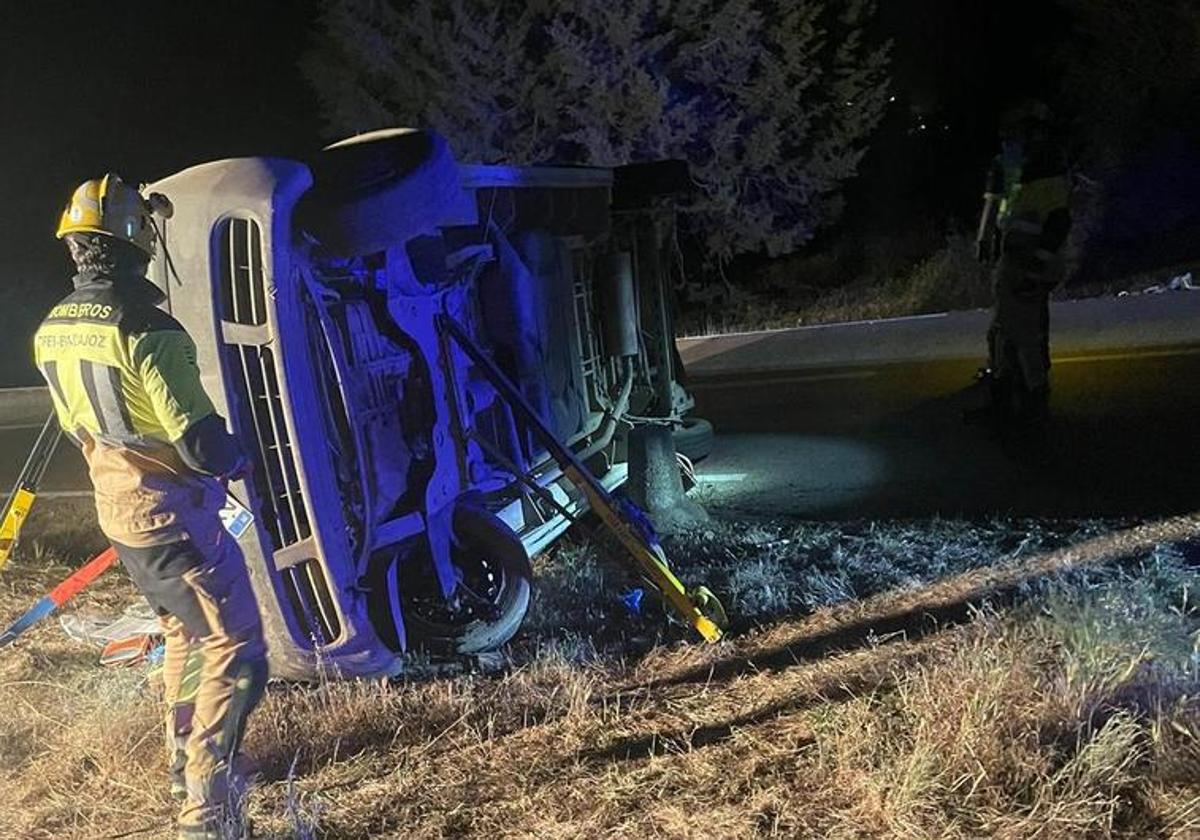 Bomberos de Herrera del Duque intervienen en el accidente registrado el jueves en Puerto Peña.