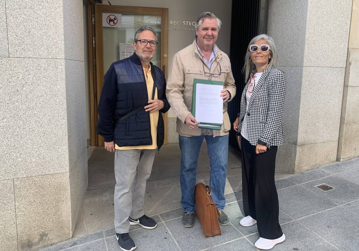 El arquitecto, Juan Antonio Álvarez, al presentar el documento en el Ayuntamiento junto a Manuel y Puerto, dos de los propietarios que piden la legalización.