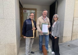 El arquitecto, Juan Antonio Álvarez, al presentar el documento en el Ayuntamiento junto a Manuel y Puerto, dos de los propietarios que piden la legalización.