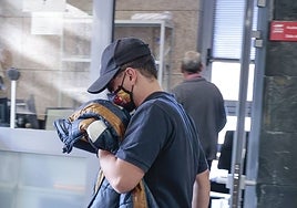 El acusado al salir de la sala de vistas de la Audiencia Provincial de Cáceres.