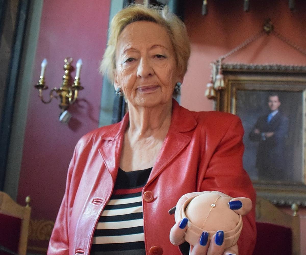 Sisi Rojo, con el diamante en una cadena fina.