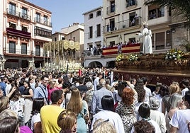 Aspecto de la Plaza Mayor durante la procesión del Encuentro el domingo.