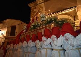 Campanario ha vivido con pasión su Semana Santa 2023. Entre las procesiones, los fieles acompañaron con devoción los Misterios de Jesús Cautivo, Mª Santísima de la Amargura, Santísimo Cristo de la Expiación y Mª Santísima de la Victoria . Junto a las Imágenes lloraron la muerte de Cristo y acompañaron a la Santa Madre