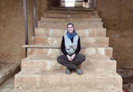 Laura en la escalinata del patio del yacimiento Casas del Turuñuelo, en Guareña.