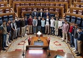 Los alumnos de la Escuela Taurina de Badajoz durante la visita al Congreso de los Diputados en Madrid.