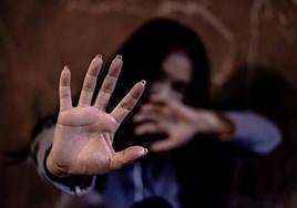 Piden 12 años de cárcel para un hombre por intentar cortarle las manos a su expareja en Almendralejo