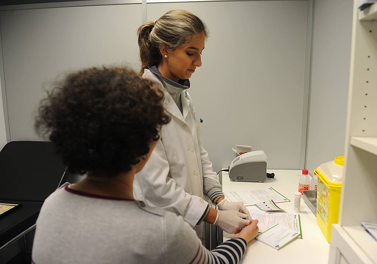 Imagen de archivo de una sanitaria realizando una prueba de VIH.