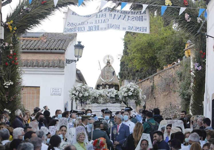 Llegada de la Virgen de la Montaña a la calle Caleros en 2022.